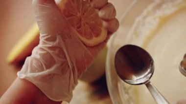 Crustless New York Cheesecake 'i hazırlıyorum. Amerikan mutfağını tat, Contour vurgulama efekti.