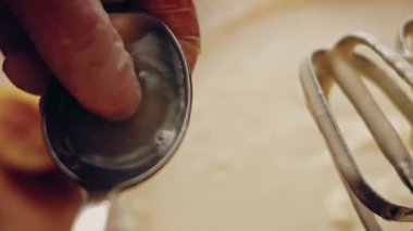 Crustless New York Cheesecake 'i hazırlıyorum. Amerikan mutfağını tat, Contour vurgulama efekti.