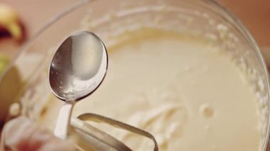 Crustless New York Cheesecake 'i hazırlıyorum. Amerikan mutfağını tat, Contour vurgulama efekti.