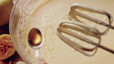 Crustless New York Cheesecake 'i hazırlıyorum. Amerikan mutfağını tat, Contour vurgulama efekti.