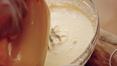 Crustless New York Cheesecake 'i hazırlıyorum. Amerikan mutfağını tat, Contour vurgulama efekti.