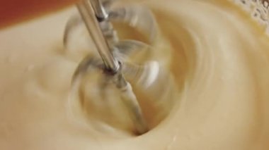 Crustless New York Cheesecake 'i hazırlıyorum. Amerikan mutfağını tat, Contour vurgulama efekti.