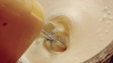 Crustless New York Cheesecake 'i hazırlıyorum. Amerikan mutfağını tat, Contour vurgulama efekti.