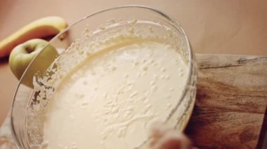 Crustless New York Cheesecake 'i hazırlıyorum. Amerikan mutfağını tat, Contour vurgulama efekti.