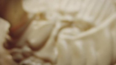 Crustless New York Cheesecake 'i hazırlıyorum. Amerikan mutfağını tat, Contour vurgulama efekti.