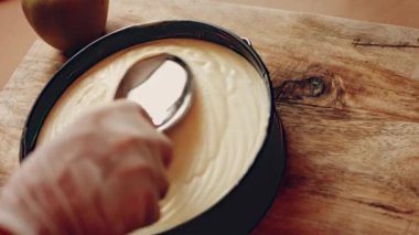 Crustless New York Cheesecake 'i hazırlıyorum. Amerikan mutfağını tat, Contour vurgulama efekti.