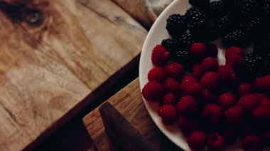 Crustless New York Cheesecake 'i hazırlıyorum. Amerikan mutfağını tat, Contour vurgulama efekti.