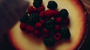 Crustless New York Cheesecake 'i hazırlıyorum. Amerikan mutfağını tat, Contour vurgulama efekti.