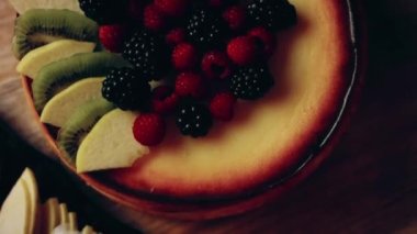 Crustless New York Cheesecake 'i hazırlıyorum. Amerikan mutfağını tat, Contour vurgulama efekti.