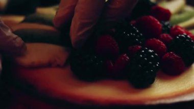 Crustless New York Cheesecake 'i hazırlıyorum. Amerikan mutfağını tat, Contour vurgulama efekti.