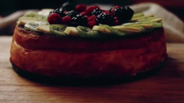 Crustless New York Cheesecake 'i hazırlıyorum. Amerikan mutfağını tat, Contour vurgulama efekti.