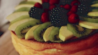 Crustless New York Cheesecake 'i hazırlıyorum. Amerikan mutfağını tat, Contour vurgulama efekti.