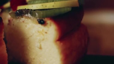 Crustless New York Cheesecake 'i hazırlıyorum. Amerikan mutfağını tat, Contour vurgulama efekti.