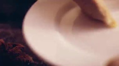 Meksika Bayrağının Renklerinde Bayram Yemeği. Chiles en nogada 'mızı Yuriria, Guanajuato' dan 1950 'lere kadar uzanan eski bir aile tarifine dayandırarak yapıyoruz. Chiles en nogada
