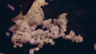 Meksika Bayrağının Renklerinde Bayram Yemeği. Chiles en nogada 'mızı Yuriria, Guanajuato' dan 1950 'lere kadar uzanan eski bir aile tarifine dayandırarak yapıyoruz. Chiles en nogada