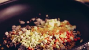 Meksika Bayrağının Renklerinde Bayram Yemeği. Chiles en nogada 'mızı Yuriria, Guanajuato' dan 1950 'lere kadar uzanan eski bir aile tarifine dayandırarak yapıyoruz. Chiles en nogada