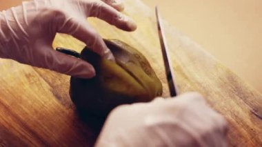 Meksika Bayrağının Renklerinde Bayram Yemeği. Chiles en nogada 'mızı Yuriria, Guanajuato' dan 1950 'lere kadar uzanan eski bir aile tarifine dayandırarak yapıyoruz. Chiles en nogada