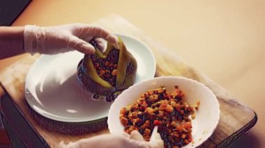 Meksika Bayrağının Renklerinde Bayram Yemeği. Chiles en nogada 'mızı Yuriria, Guanajuato' dan 1950 'lere kadar uzanan eski bir aile tarifine dayandırarak yapıyoruz. Chiles en nogada
