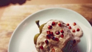 Meksika Bayrağının Renklerinde Bayram Yemeği. Chiles en nogada 'mızı Yuriria, Guanajuato' dan 1950 'lere kadar uzanan eski bir aile tarifine dayandırarak yapıyoruz. Chiles en nogada