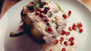 Meksika Bayrağının Renklerinde Bayram Yemeği. Chiles en nogada 'mızı Yuriria, Guanajuato' dan 1950 'lere kadar uzanan eski bir aile tarifine dayandırarak yapıyoruz. Chiles en nogada