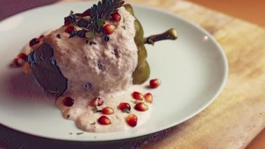 Meksika Bayrağının Renklerinde Bayram Yemeği. Chiles en nogada 'mızı Yuriria, Guanajuato' dan 1950 'lere kadar uzanan eski bir aile tarifine dayandırarak yapıyoruz. Chiles en nogada