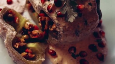 Meksika Bayrağının Renklerinde Bayram Yemeği. Chiles en nogada 'mızı Yuriria, Guanajuato' dan 1950 'lere kadar uzanan eski bir aile tarifine dayandırarak yapıyoruz. Chiles en nogada