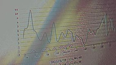 Siber saldırı için farklı hedefleri olan bir dünya haritası. Hackleme ve teknoloji konsepti. Monitör piksellerinde makro çekim.
