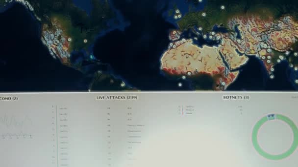 具有不同网络攻击目标的世界地图 黑客和技术概念 宏射击监视器像素 — 图库视频影像
