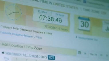 Bu şarkı da neyin nesi? Ekranda pikselleri vur.
