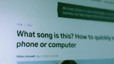 Bu şarkı da neyin nesi? Ekranda pikselleri vur.