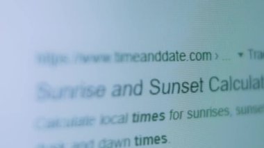 Gün doğumu ve günbatımı hesap makinesi. Ekranda pikselleri vur.