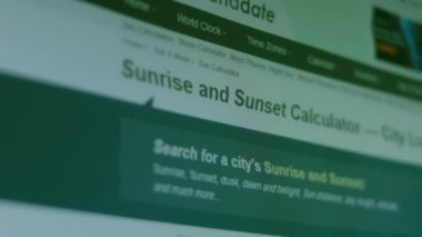 Gün doğumu ve günbatımı hesap makinesi. Ekranda pikselleri vur.