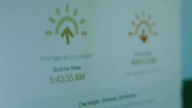 Gün doğumu ve günbatımı hesap makinesi. Ekranda pikselleri vur.