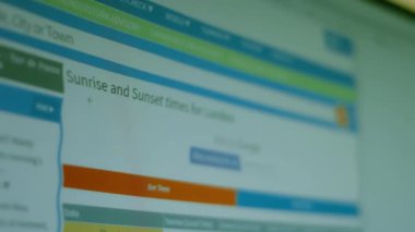 Gün doğumu ve günbatımı hesap makinesi. Ekranda pikselleri vur.