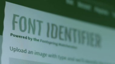 Bu hangi yazı tipi, yazı tipi tanımlayıcı. Ekranda pikselleri vur.