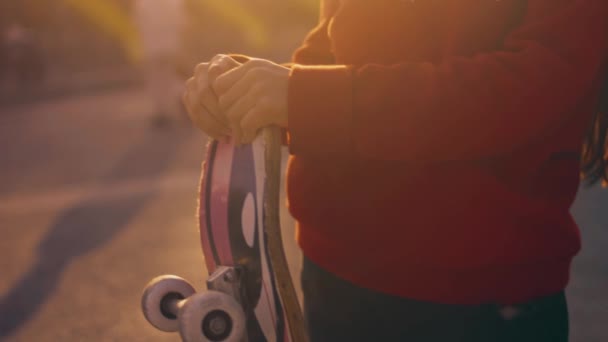 Gadis Kecil Itu Adalah Model Profesional Berpose Sebuah Penboard Digunakan — Stok Video