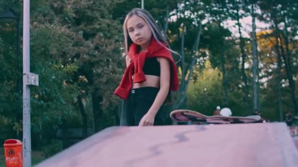 Gadis Kecil Itu Adalah Model Profesional Berpose Sebuah Penboard Digunakan — Stok Video