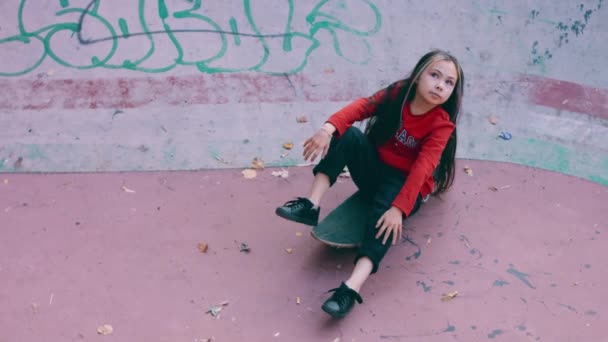 Little Girl Professional Model Posing Penboard Used — Stock Video