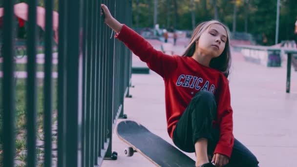Mała Dziewczynka Profesjonalna Modelka Pozująca Stosuje Się Tablicę — Wideo stockowe