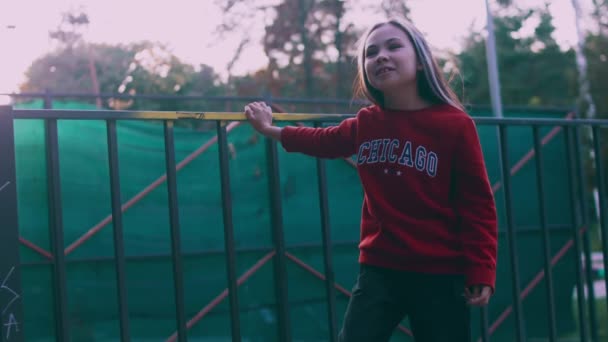 Küçük Kız Profesyonel Bir Model Bir Penboard Kullanılıyor — Stok video