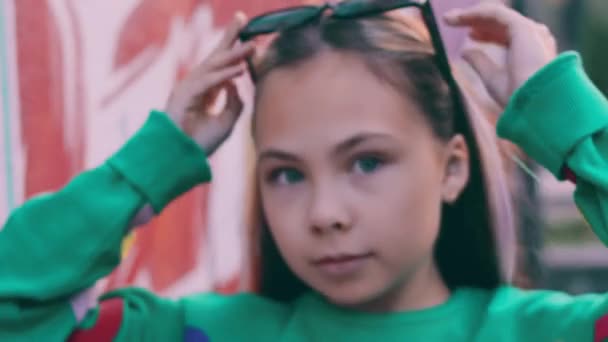 Mała Dziewczynka Profesjonalna Modelka Pozująca Stosuje Się Tablicę — Wideo stockowe