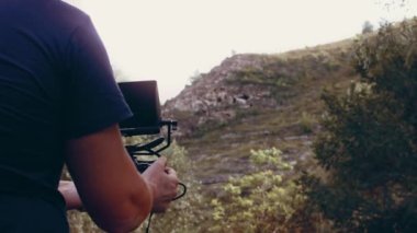 Kaya kazılan mağarayı çeken operatör. Antik insanların evlerinin arkeolojik kazıları. 4k video yavaş çekim.
