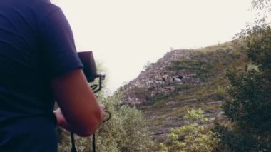 Kaya kazılan mağarayı çeken operatör. Antik insanların evlerinin arkeolojik kazıları. 4k video yavaş çekim.