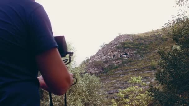 Оператор Знімає Печеру Викопану Скелі Археологічні Розкопки Будинків Стародавніх Людей — стокове відео