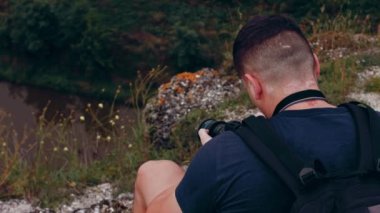 Kaya kazılan mağarayı çeken operatör. Antik insanların evlerinin arkeolojik kazıları. 4k video yavaş çekim.