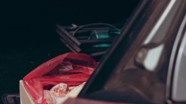 İşçi donmuş et kutusunu arabanın bagajına koyar. 4k video