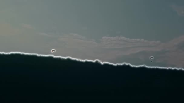 Параглідер Вислизає Тлі Сонячного Блакитного Неба Вид Знизу — стокове відео