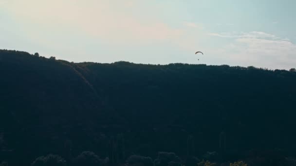 Gleitschirmflug Vor Der Kulisse Eines Sonnig Blauen Himmels Ansicht Von — Stockvideo