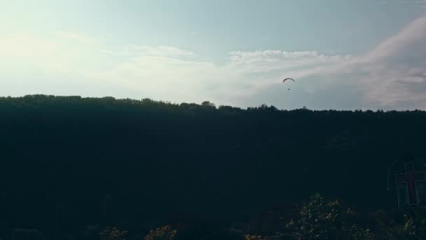 Paraglider Vznáší Pozadí Slunné Modré Oblohy Dolní Pohled — Stock video