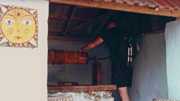 Adam Çeşmeden Içiyor Balkan Tarzı Çeşme Turizm — Stok video